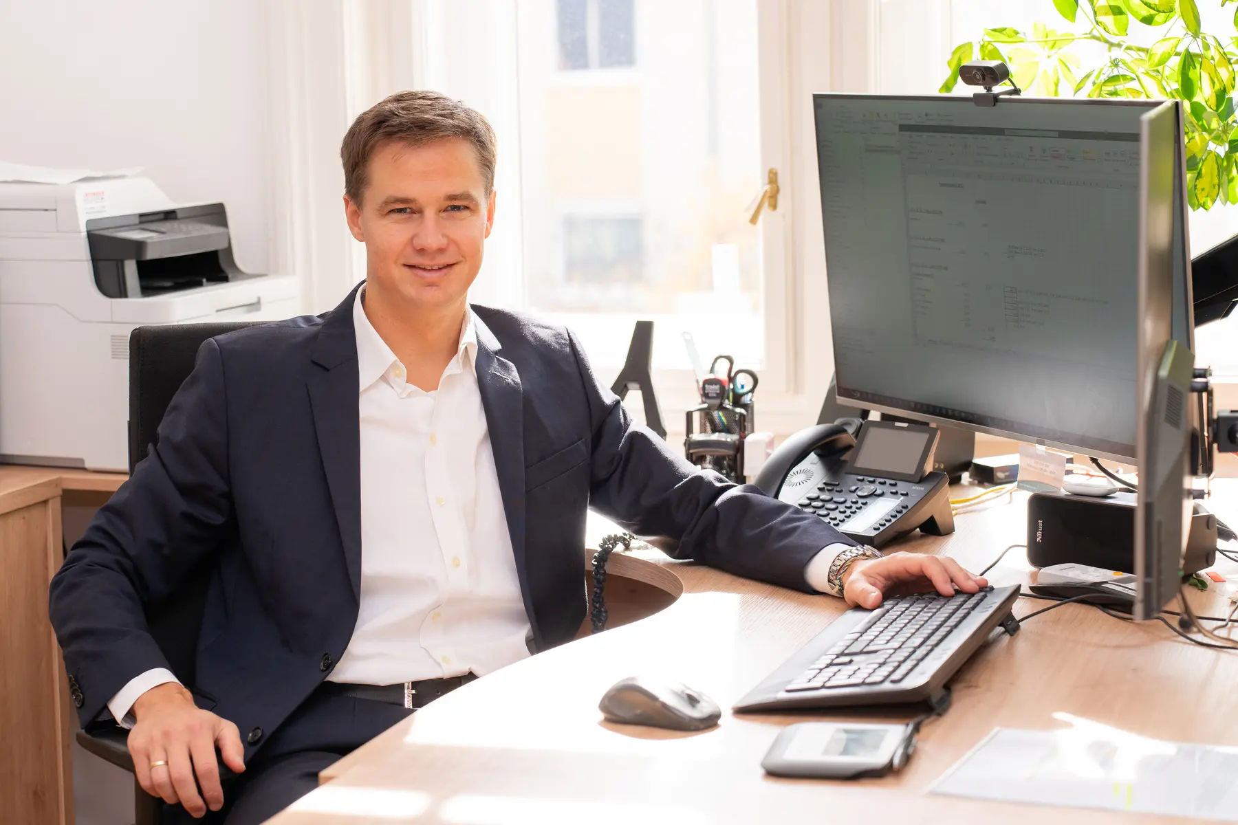 MMag. Jan Hambrusch in seiner Steuerberatungskanzlei